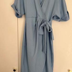 En knälång klänning, från GinaTricot. Klänningen är i ett väldigt luftigt material, och den är använd endast 1 gång. Så ny i skicket.