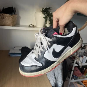 dunk nike - Säljer dessa skor som är ganska slitna men fortfrande lika snygga. Dem är köpta här på plick. Skorna har några defekter på insidan baktill i skon, hör av dig vid fler bilder. 