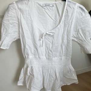 Söt vit topp - En supersöt vit sommartopp med volanger och en gullig knytning framtill! Storlek S💘