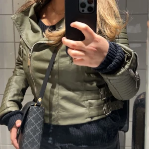 Chiquelle Skinnjacka M - Skinnjacka i nyskick, perfekt till vårväder och underbar färg.   Nypris 799kr   Pm för fler bilder