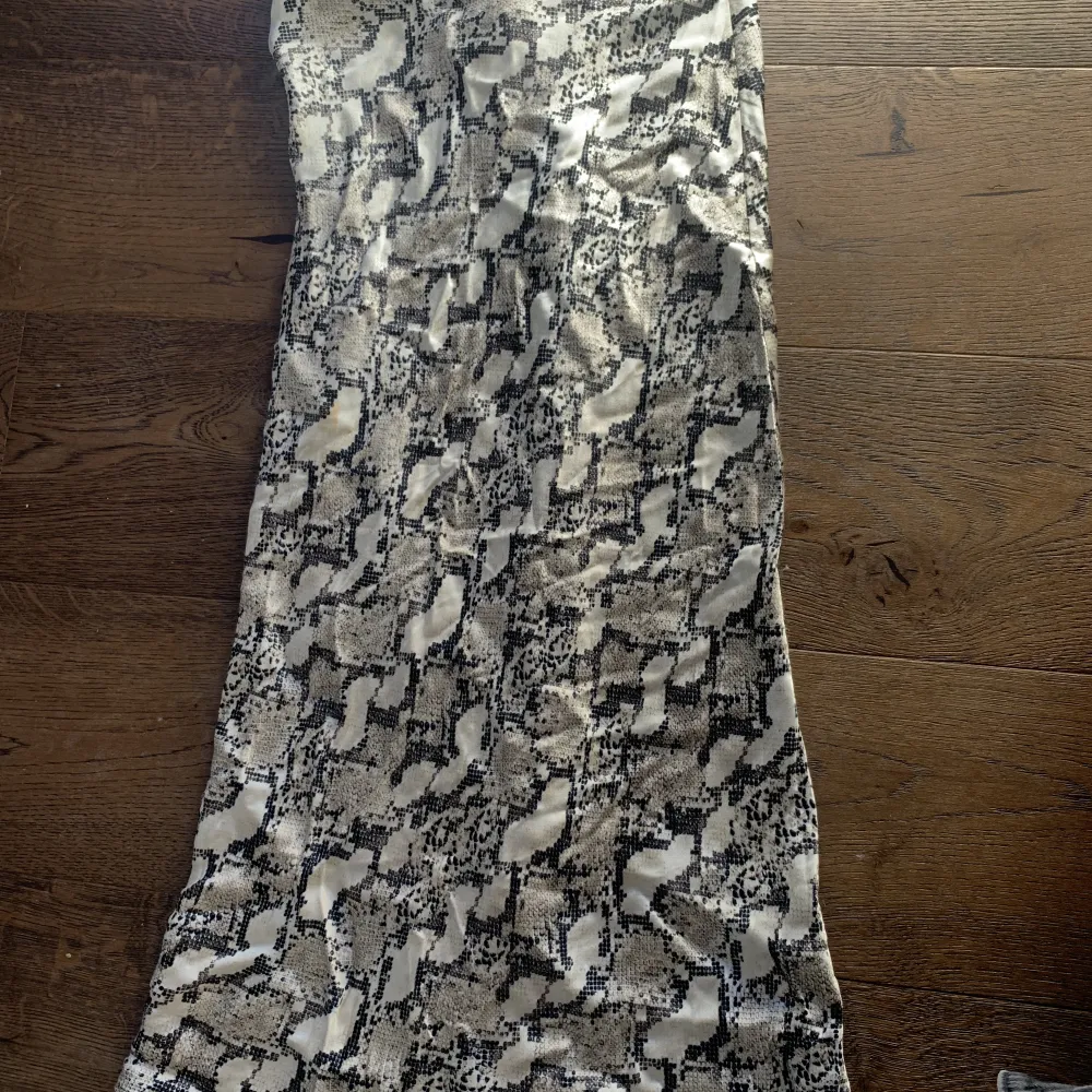 Detta är en super fin och skön långkjol från H&M i ett fint mönster och silke. Den är i strl 34 och man kan ha den lågmidjad💞💞man kan diskutera priset:) . Kjolar.
