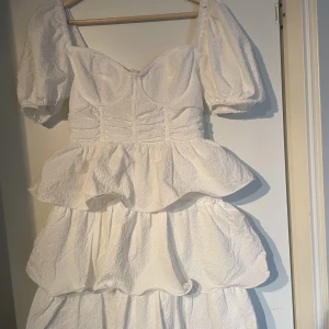 Studentklänning  - En nyköpt studentklänning ifrån prettylittelthing. Endast provad! 