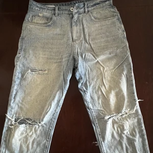 Collusion unisex jeans  - Köpta på asos för runt 600. Stora hål vid båda knä. Model straight men rätt så baggy i benöppningarna. Använda mkt under en period men passar ej längre. Pm för frågor!:) 