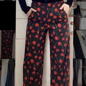 Straight leg byxor  - Byxor med flow och röda blommor 🌹stl 36, S 
