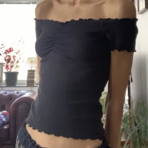 Svart topp - Svart topp i sorlek xs men passar s också. Skriv för frågor eller fler bilder!  Kan mötas upp i stockholm vid Slussen eller Fridhemsplan helst. Köpren står annars för frakten ;)