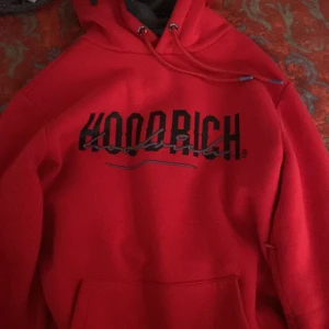 Hoodrich hoodie - Den är i storlek s 