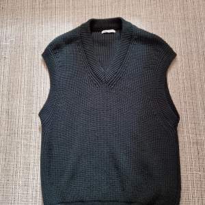 - Knited vest - Good condition - size M