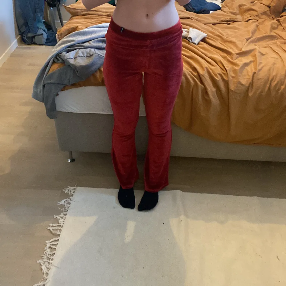 Säljer dom hära byxorna efter som dom kommer ej till användning. Dom har aldrig använts bara testat dom.❤️👖. Farkut & Housut.