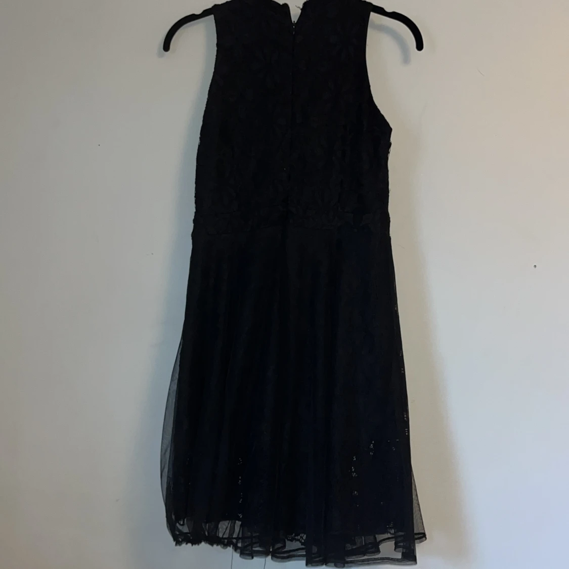 Svart klänning med blommigt tyg - 90