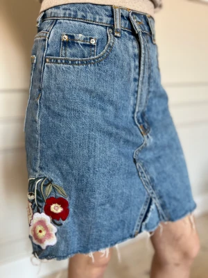 Jeans kjol - Snygg jeanskjol med blommor 