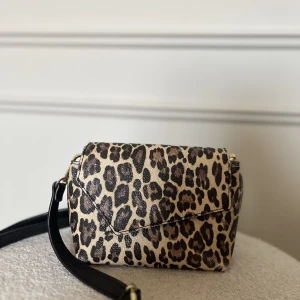 Liten handväska  - Liten söt handväska med axelrem från Don Donna. 