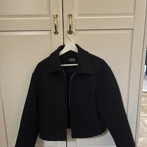Kort jacka  - Jättefin helt ny vår jacka från zara, köpte en annan och hade redan dragit bort lappen💞💞Skriv för fler bilder 😇