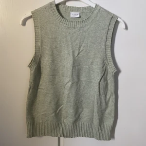 Grön väst - Mysig grön väst/topp som är perfekt nu till våren och sommaren!! Står att det är storlek XS men den passar mig som brukar ha S/M :) Nyskick!!
