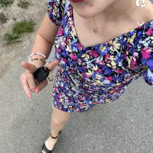 Blommig klänning från Gina! Bara använd på min sommaravslutning 2022 💜storlek 34