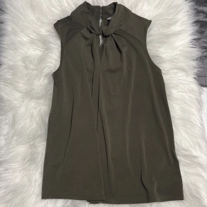 Hm topp - Hm tröja i militärgrön storlek XS