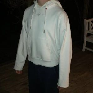 Off-white™ huvtröja från 2018 spring-summer collection (12-18)  - Vit Off-White™ Hoodie. Cirka 3 år gammal men knapp buren. Har små ljusa fläckar på framsidan.  Storleken är en Off-White™ Medium. Autentiskt Off-White™. Fler frågor, skicka gärna DM.