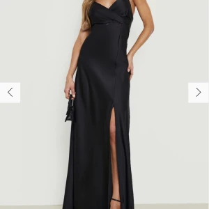 långklänning  - säljer denna supersnygga långklänning från boohoo, den är slutsåld och säljer för kan ej skicka tillbaka, supersnygg till skiva eller bal och andra tillfällen där man vill klä upp sig.