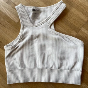 Aimn sport topp - Aimn off white sport topp, knappt använd☺️