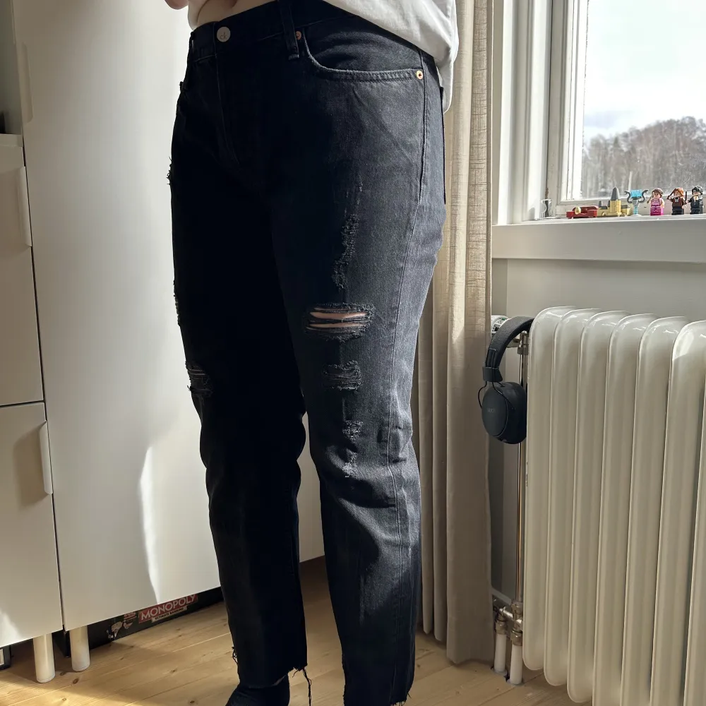 Svarta mid waist jeans med slitningar från Calvin Klein.  Storlek: L32/W32  Använd några gånger.. Jeans & Byxor.