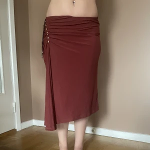 Midikjol - En jätte vacker Midikjol! Ca 40cm i midjan, med stretch på det och 73cm i längd. Jag är 159cm lång.  Perfekt till sommaren☀️