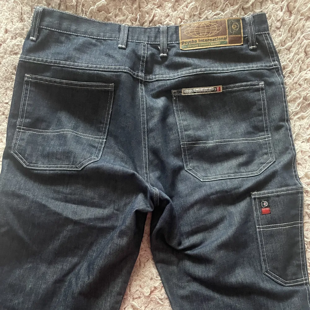 Säljer mina carpenter liknande jeans, byxorna är unisex, stora och passar mig lite stort som vanligtvis har storlek 28 men kan passa större då storleken innuti säger L👍🏻. Jeans & Byxor.