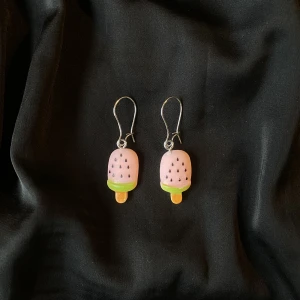 Melon glassar🍉 - Örhängen med berlocker i form av melonglassar. Vid beställning får du själv välja vilken typ av krokar du föredrar (se bild 2 och 3). Så matchar jag dem med berlocken. Frakt tillkommer!🍉