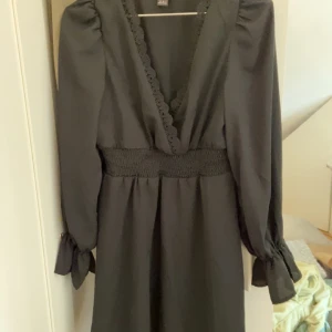 Klänning  - Säljer denna klänningen som är perfekt till sommaren. Märket är Shein med det är superbra material och det är inget dåligt alls med den! 