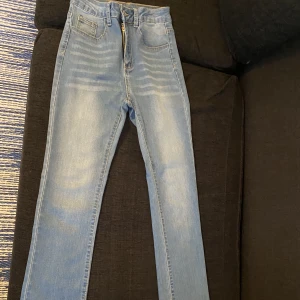 Jeans med slits  - Jeans som jag har 2 av och är i gott skick, xs oanvänd 