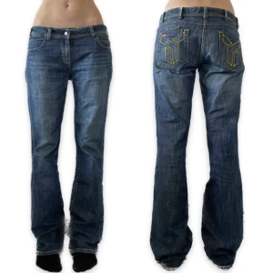 Jeans med söta fickor  - Så fina jeans! Älskar de gula fickorna! Små slitningar kan förekomma ( tex längst ner vid hälarna ) men inga större defekter😇 83cm i innerbenslängd & 45 i midjan ( mätt rakt över)