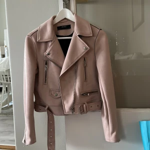 Vår jacka - Zara - Använd ett fåtal gånger. I gott skick. Ljusrosa vårjacka från zara. Köpare står för frakten.