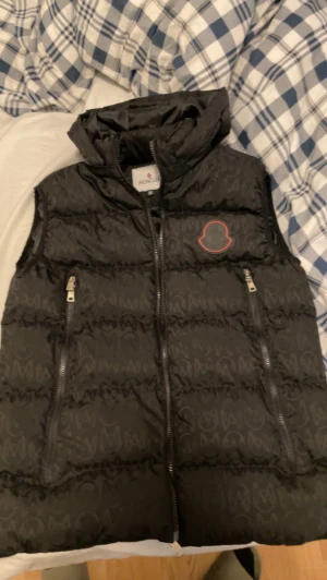 Moncler väst - Helt ny Moncler väst priset kan diskuteras 