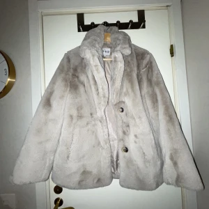 FAUXFUR COAT - kort kappa/jacka i fuskpäls, så gosig. Passar bättre till våren och hösten då den inte är så pass varm för vintern. Tagit hand om den bra och i princip ny skick. Den är från NA-KD i storlek 38!🥰