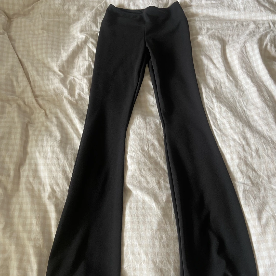 Lågmidjade utsvängda byxor  - 90