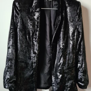 Oanvänd svartglittrig kavaj från h&m - Oanvänd svart kavaj m silverglitter och axelvaddar