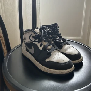 Jordans - Säljer mina jordans, använda men i bra skick. Tvättas innan köp. Ca 2 år gamla.  Kan mötas upp, annars står köparen för frakten.