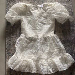 Vit klänning  - Jag säljer en fin vit spets klänning i storlek xs. Den är ändast använd 1 gång och därför i väldigt fint skick. Frakten ingår inte. Perfekt nu till studenten, sommaren och skolavslutningarna. 