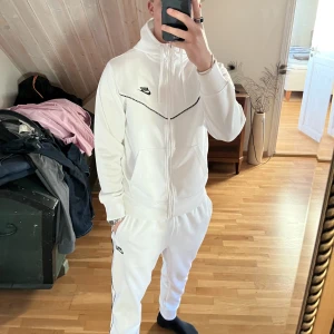 Nike dress - Vit Nike tech set Storlek:M Nypris: 1999 kr Pris: 599 kr + frakt Betalning sker via swish, skriv om ni har frågor!