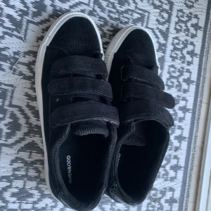 Even&Odd skor  - Nästan helt nya skor i storlek 38 från Even&Odd köpta från Zalando (original pris 329), använt få gånger och säljer då de är lite för små för mig. Skriv för fler bilder eller andra frågor, köparen står för frakt😊