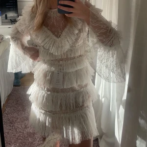 Studentklänning  - Säljer min otroligt fina studentklänning från by malina. Klänningen är i nyskick och endast använd en gång. 