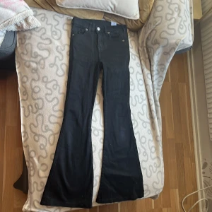 Svarta flared jeans - Dr Denim flared jeans - Aldrig använd - köpt för 200kr