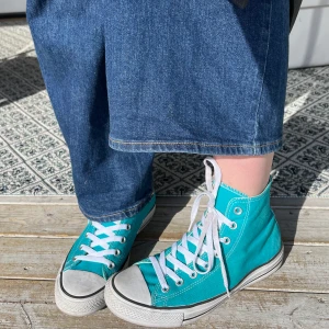 Converse (Väldigt bra Skick) - Turkos/blåa converse som har använts nån gång. Perfekta bas skor som funkar till alla outfits och det finns inget slitage 💙✨🫶Använd gärna köp nu. Köparen står för frakten 📦🚚