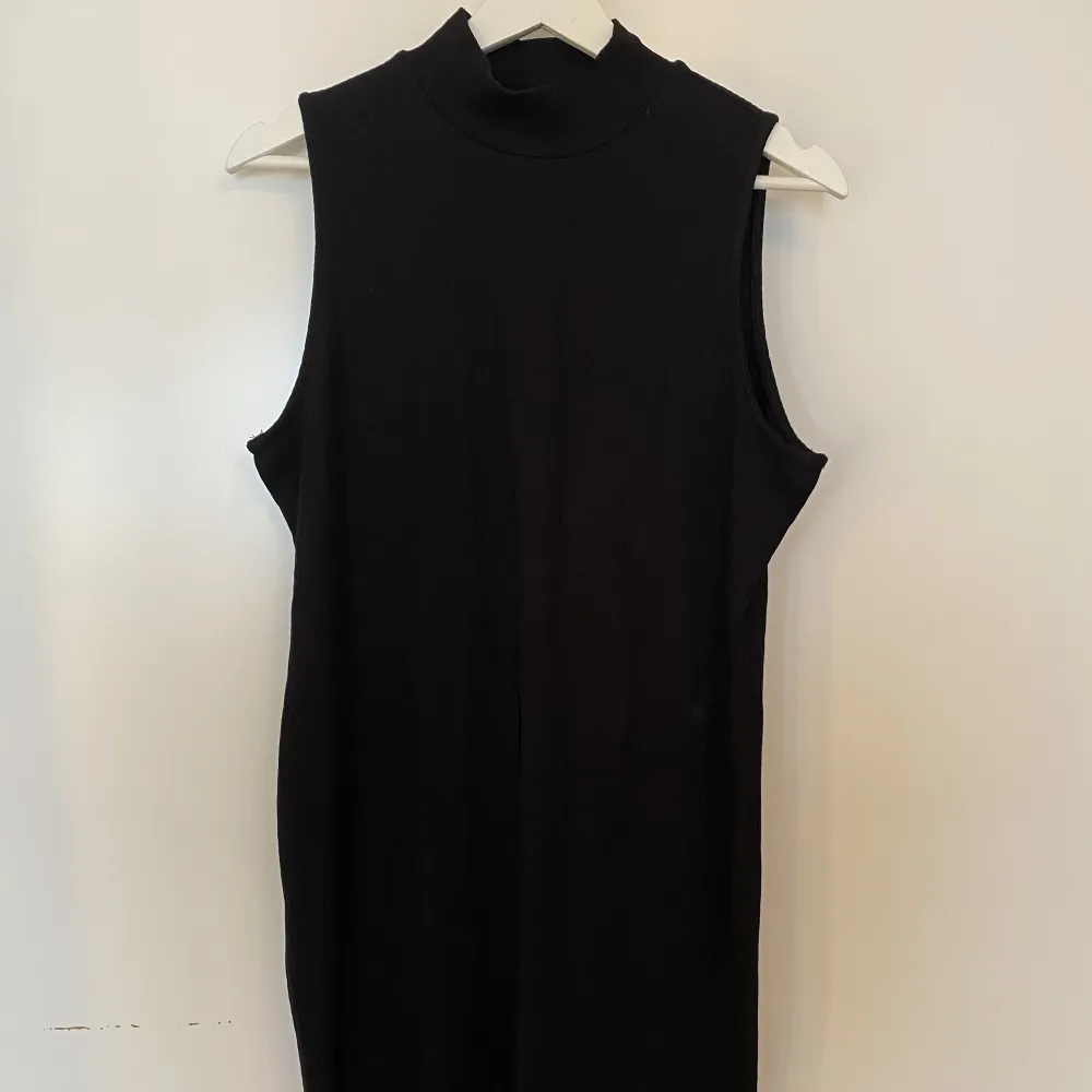 En svart klänning från HM, använd 1 gång. . Klänningar.