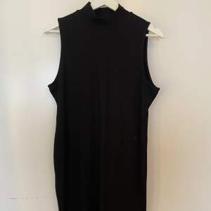 En svart klänning från HM, använd 1 gång. 