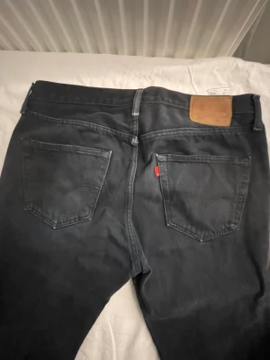 Levis 501 jeans - Levis 501 jeans. Svarta. Lite ut tvättade men säljes billigt köpt för ett halv år sen.  Storlek 33 30