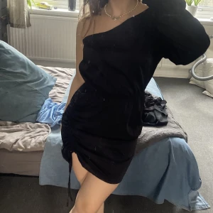 oneshoulder klänning - superfin one shoulder- klänning i satin från zara 🤍🤍 använd en gång, storlek xs 