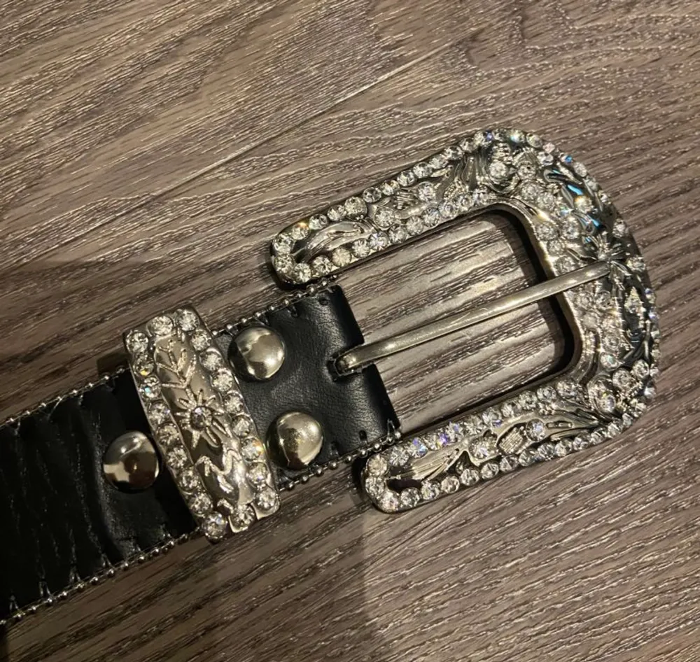 Snyggt rhinestone skärp! Condition 10/10 - Knappt använt. Påminner om B.B Simon och Tuttolente skärp. Pris kan diskuteras. . Accessoarer.