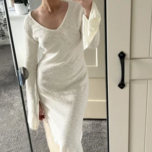 Na-kd klänning - Krämvit långklänning med trumpet ärmar från Hanna Schönbergs kollektion med Na-Kd. Använd två gånger, så den är nästan i nyskick!! Nypris 600kr💖💖 Den är lång för mig som är 160cm.. Men den funkar med klackar. Har en slits på vänsterben🥰dm för mer bilder