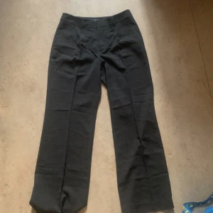Kostymbyxor  - Skit snygga kostym byxor, helt oanvända har inte haft dem en ända gång dem är lite grå svarta och har super skönt material