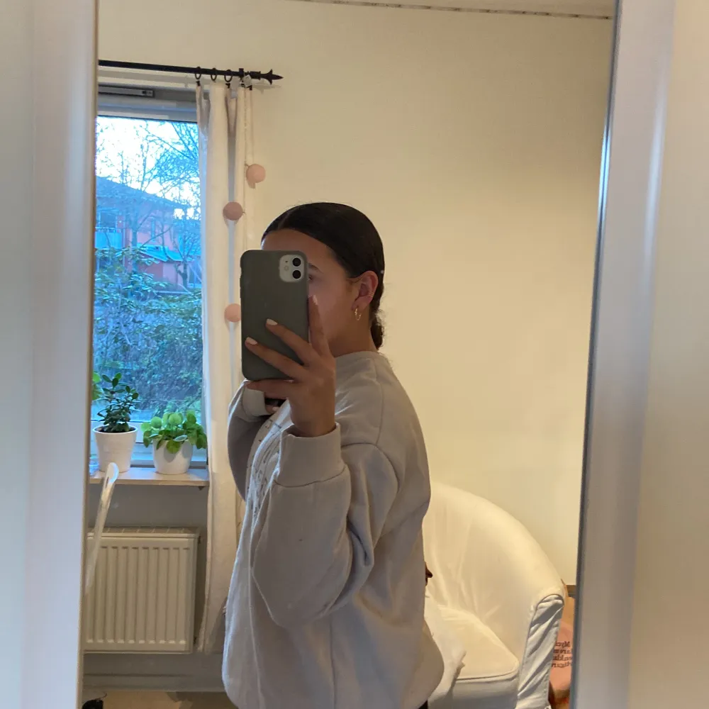 Super skön sweatshirt med tryck från shein i storlek S❤️ Beige färgad med svart tryck och är lite oversized🌸. Tröjor & Koftor.