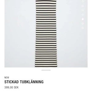 Randig klänning zara - Säljer denna fina tubklänning från zara, använd fåtal gånger så i mycket bra skick. Klänningen är i stickat ribbat material som är jättestrechigt och passar perfekt nu till våren och sommaren. Storlek S. 